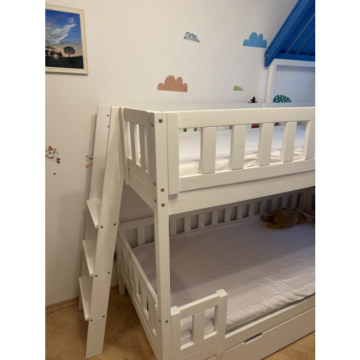 Etagenbett mit Leiter und Fensterläden im Kinderzimmer.